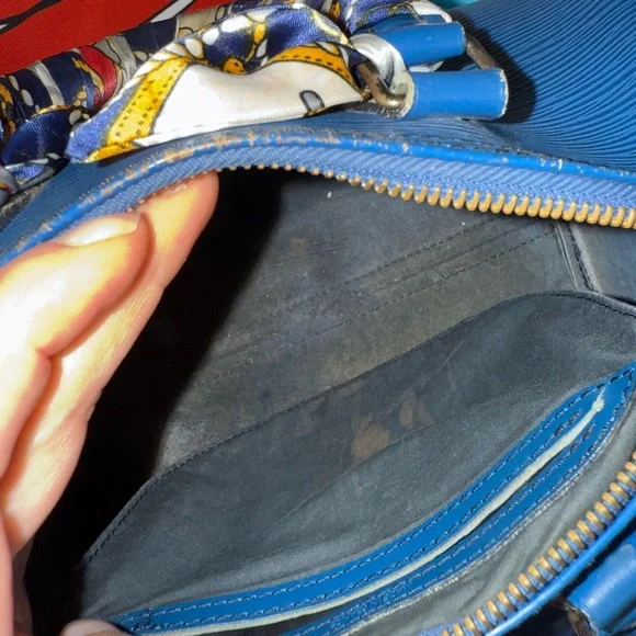 Authentic Louis Vuitton Speedy 25 – Blue Épi Leather – Vintage Classic - Picture 11 of 17